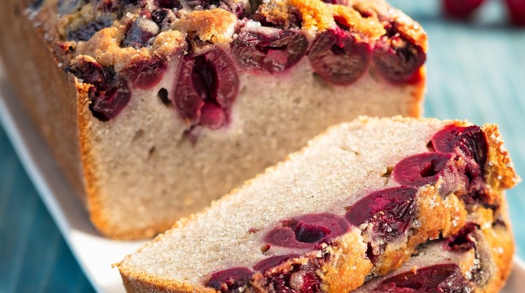 Čirokovo-citronová buchta s višněmi