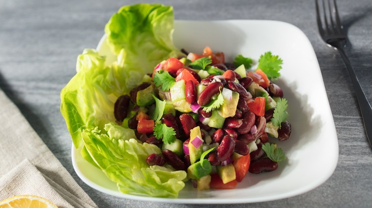 Fazolový salát s česnekovým dresinkem