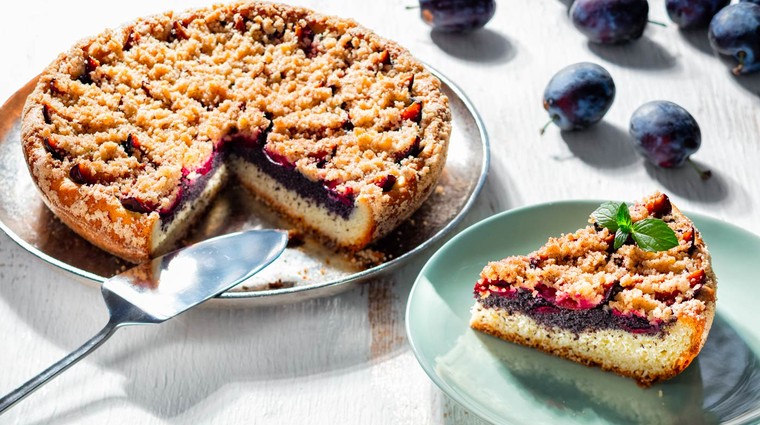 Švestkový kynutý koláč s mákem