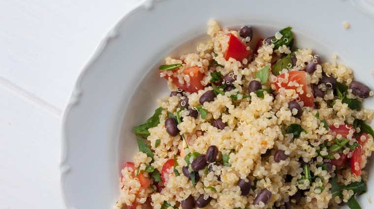 Salát z quinoy, pečených rajčat a adzuki