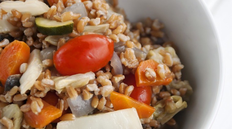 Teplý dvouzrnkový salát s čínským zelím a žampióny