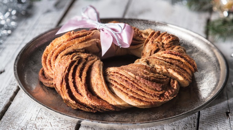 Vánoční skořicový věnec z červené pšenice