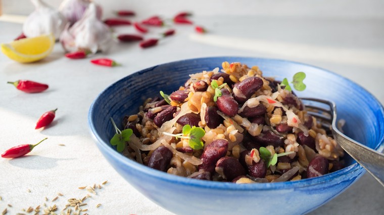 Pikantní jednozrnka s fazolemi a kysaným zelím