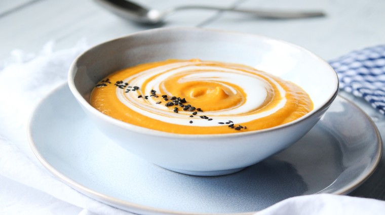 Mrkvová polévka s kokosovým krémem