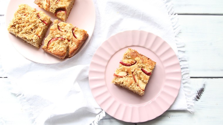 Litý koláč s jablky a drobenkou