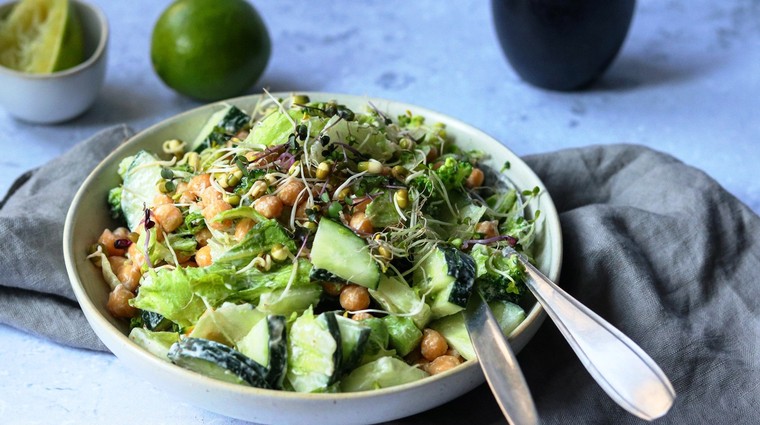 Cizrnový salát s tahini dresinkem