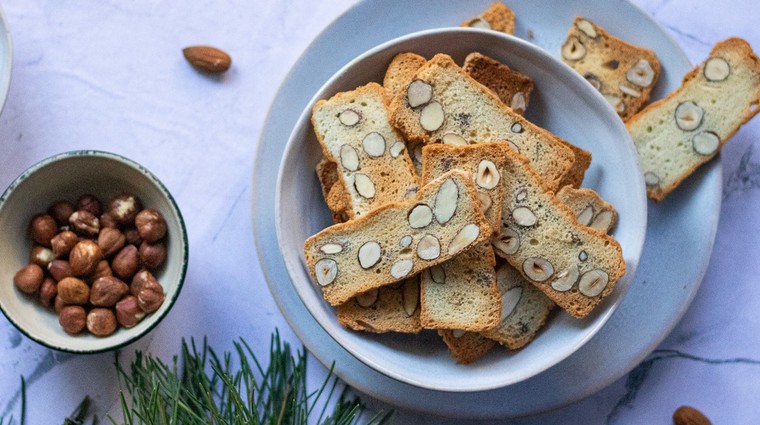 Bílkové lupínky s ořechy