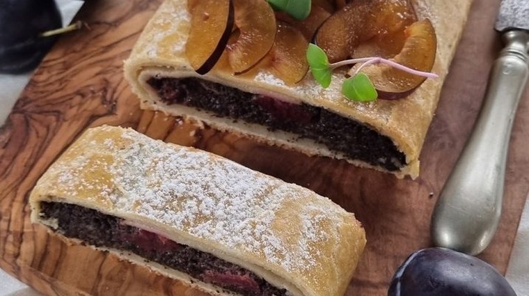 Závin z tvarohového těsta s mákem a švestkami