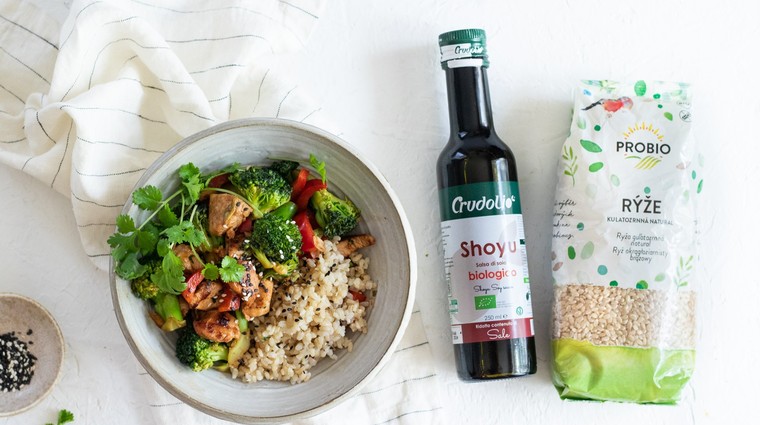 Kuřecí stir-fry s natural rýží