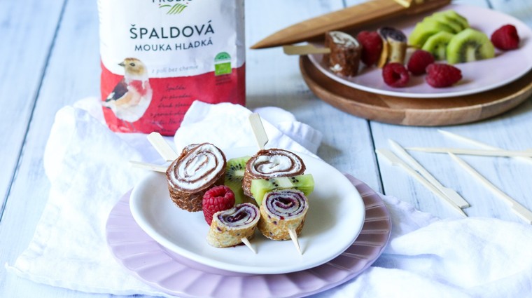 Palačinkové špízy s ovocem