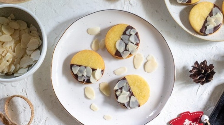 Polomáčené linecké s mandlovými plátky