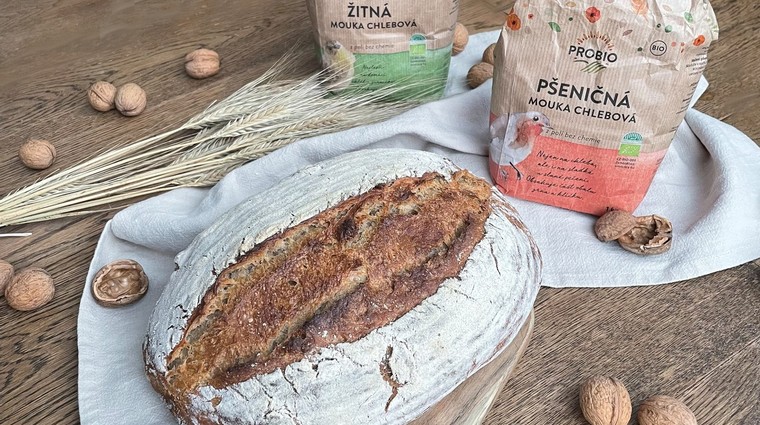 Pšenično-žitný bochník s vlašskými ořechy