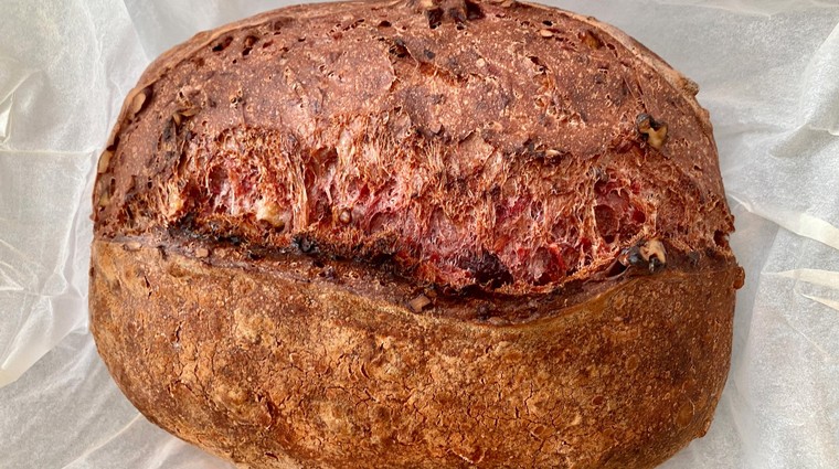 Chléb s červenou řepou a ořechy