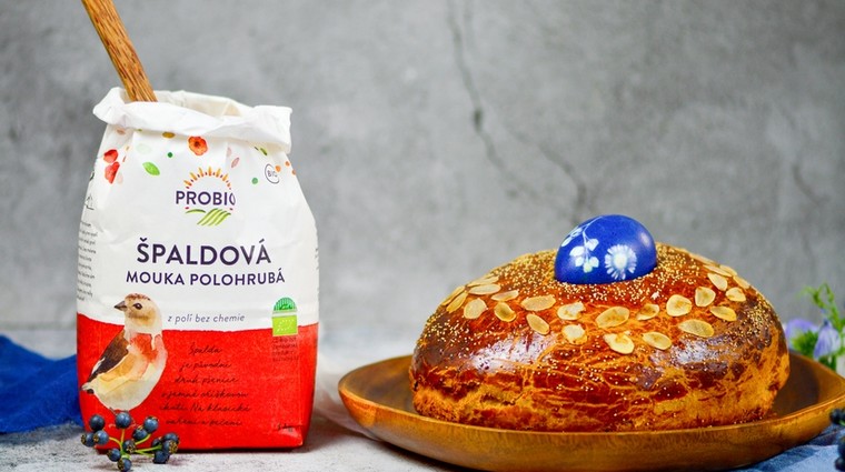 Špaldový mazanec zdobený vajíčkem