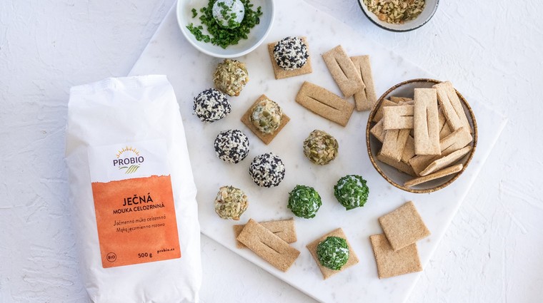 Ječné krekry se sýrovými pralinkami